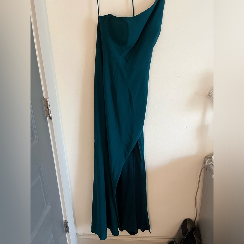 Size 4 XScape maxi one shoulder emerald green formal dress with a slit.